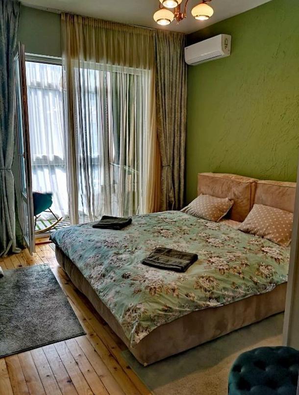 Тристаен, под наем, Център