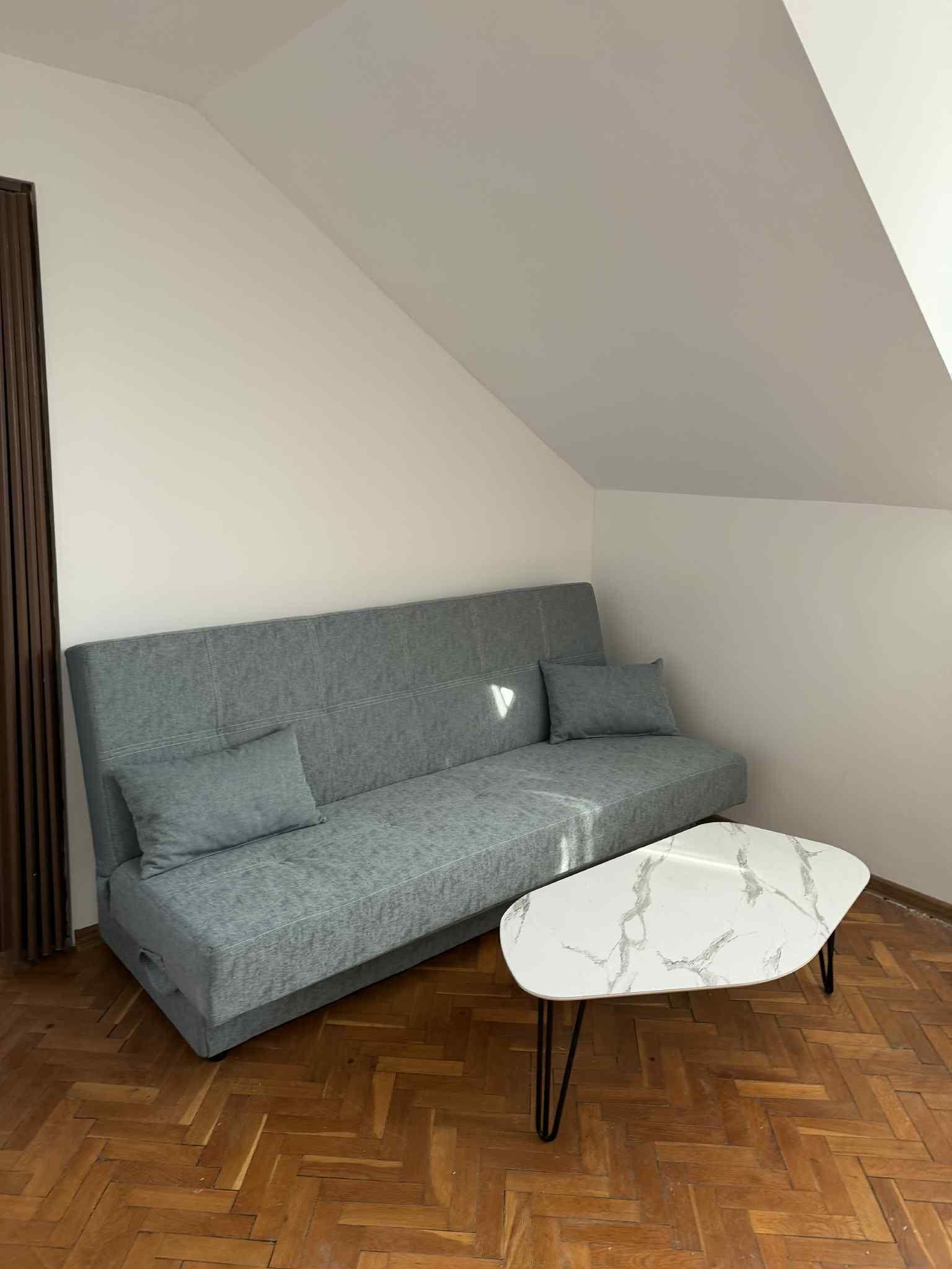 Тристаен, под наем, Център