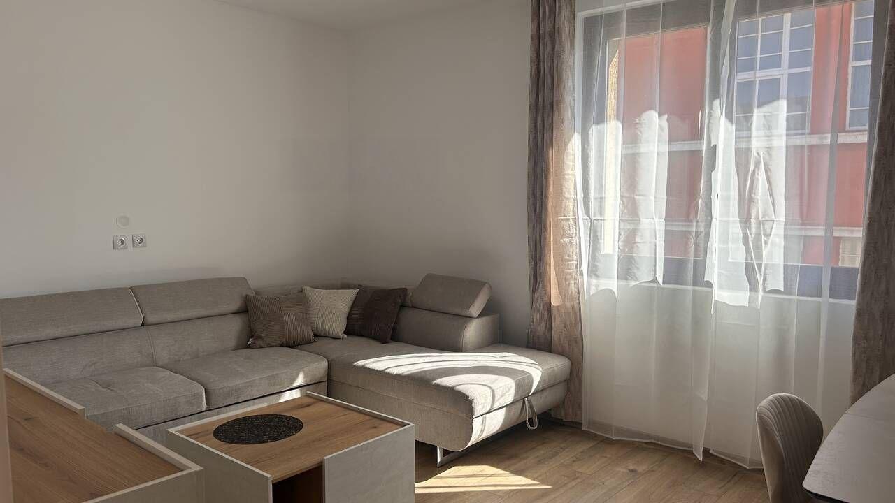 Тристаен, под наем, Център