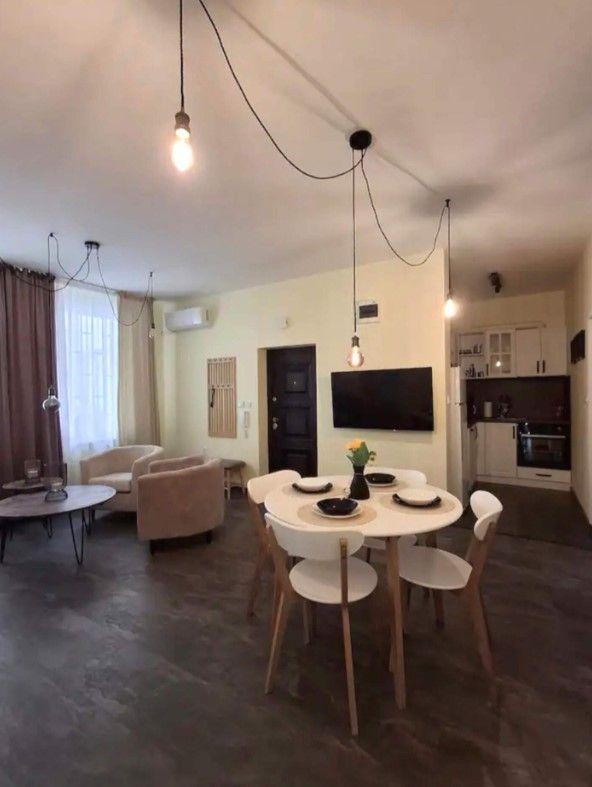 Под наем в София тристаен Център ID 2220962