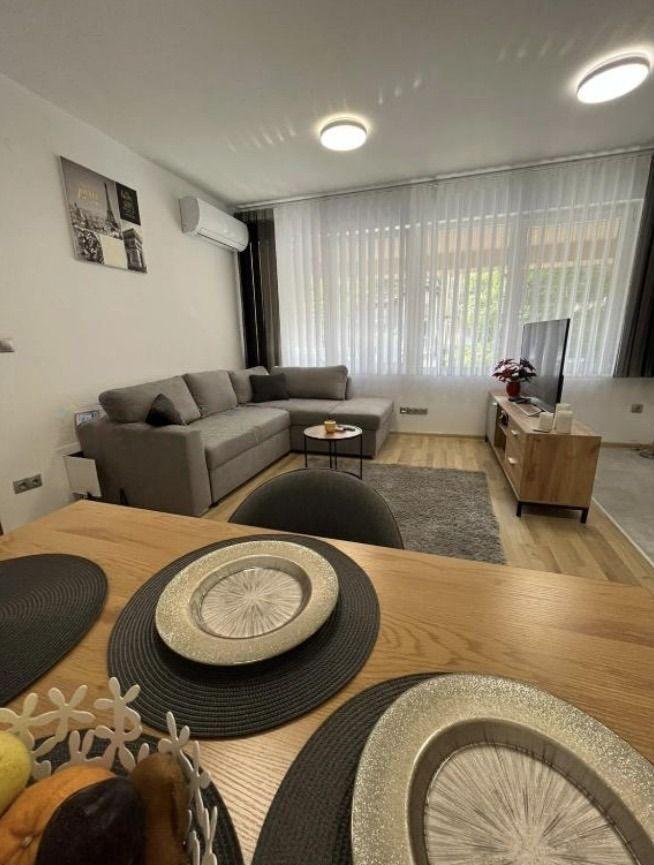 Двустаен, под наем, Зона Б-5