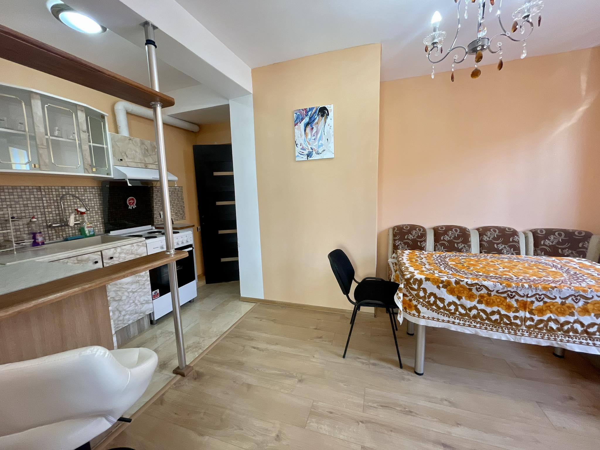 Под наем в Варна тристаен Базар Левски ID 2166576