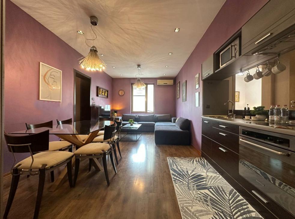 Тристаен, под наем, Център