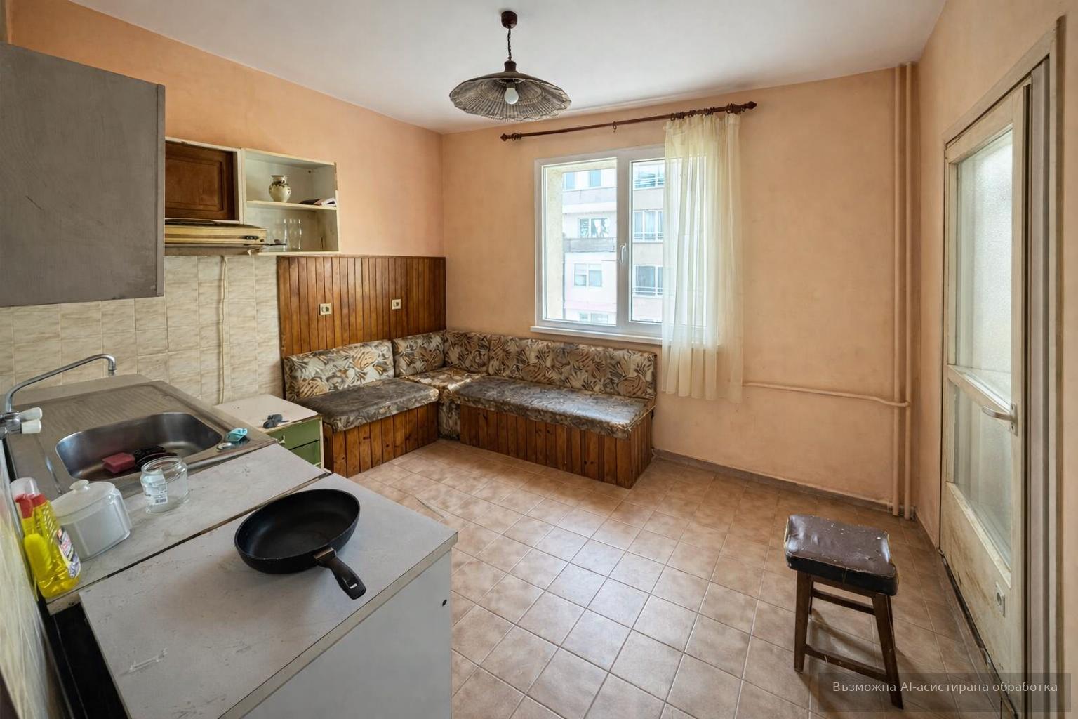 Тристаен панелен апартамент в ж.к Славейков