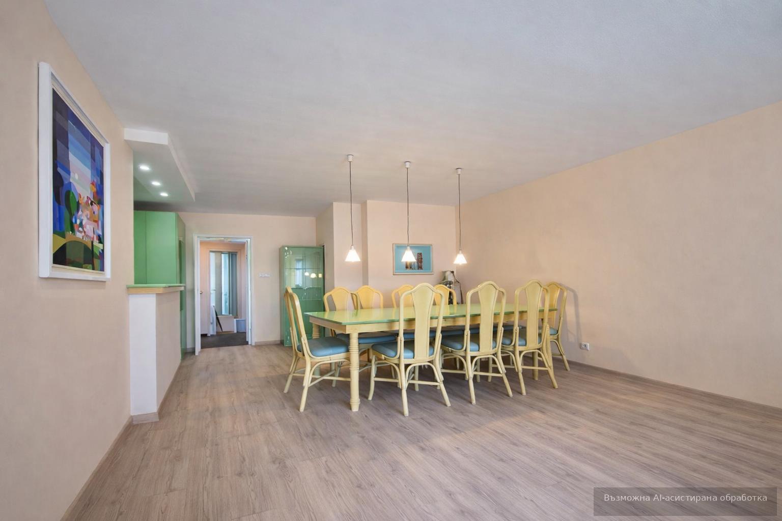 Тристаен, под наем, Център