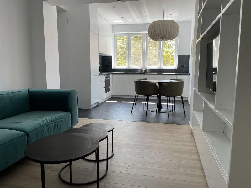 Тристаен, под наем, Център